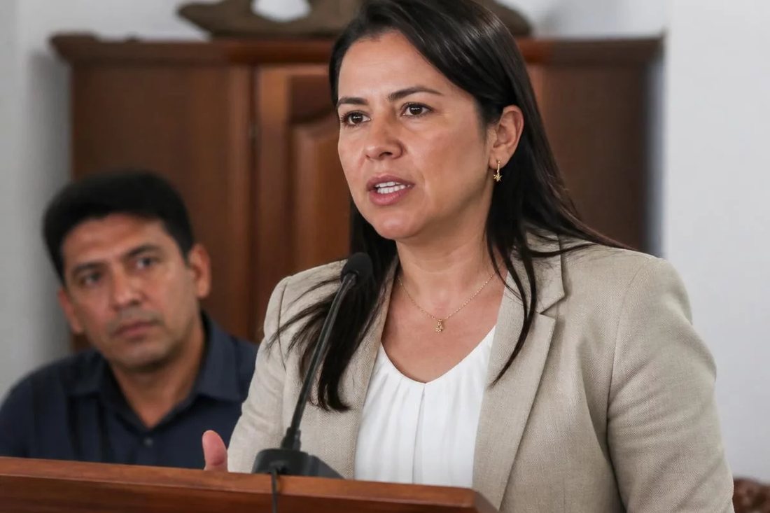 Folha aberta na mesa com um raciocínio traçado à mão